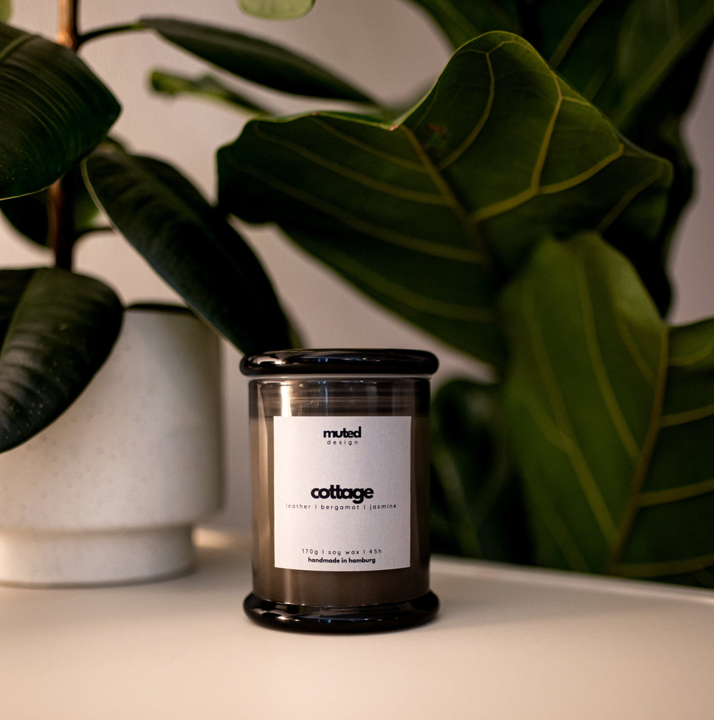 Handgemachte Sojawachs-Duftkerze mit der Duftrichtung Leder, Bergamotte und Jasmin. Klassisches modernes Design. Hergestellt in Hamburg - von Muted Design.
