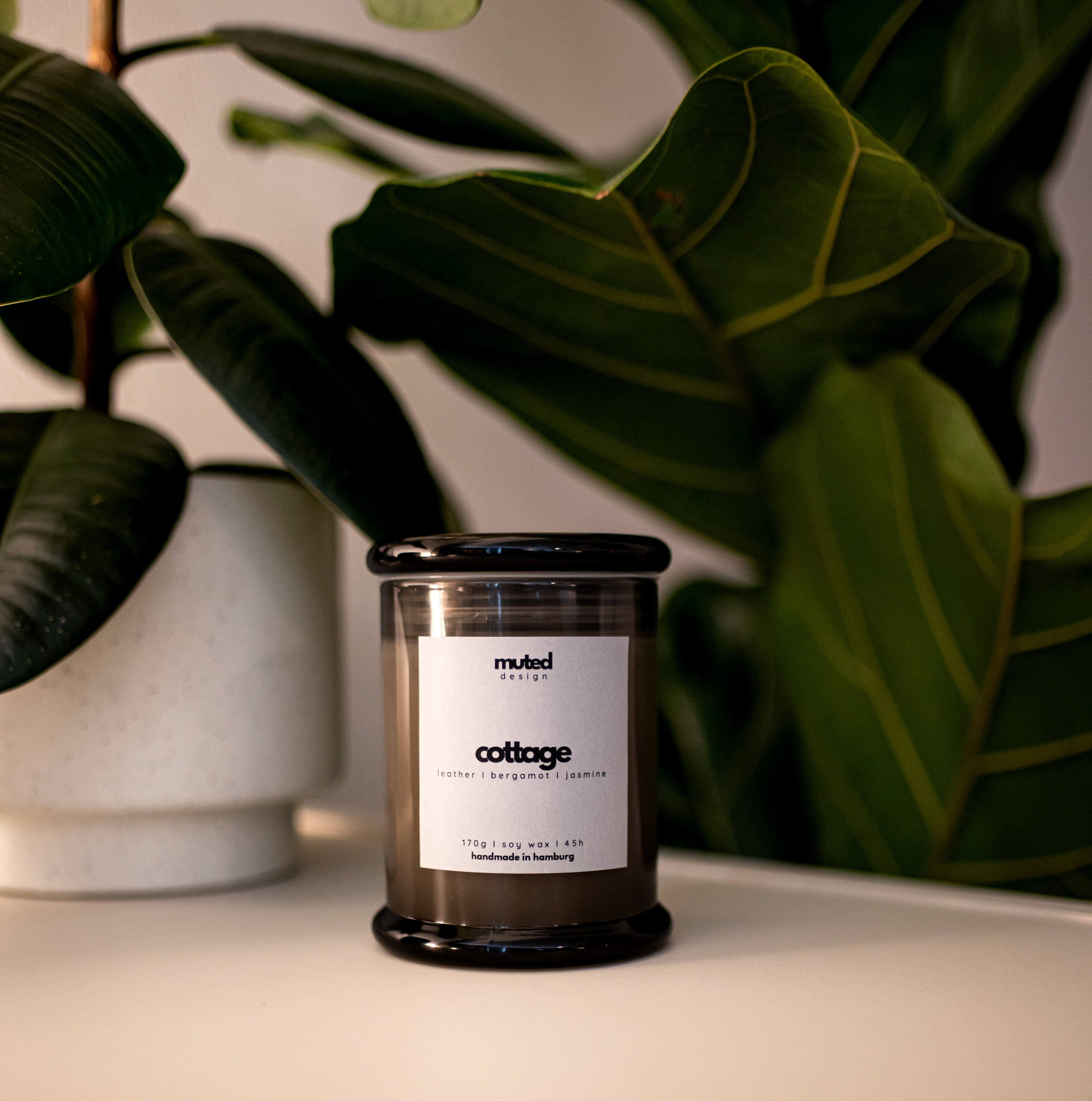 Handgemachte Sojawachs-Duftkerze mit der Duftrichtung Leder, Bergamotte und Jasmin. Klassisches modernes Design. Hergestellt in Hamburg - von Muted Design.
