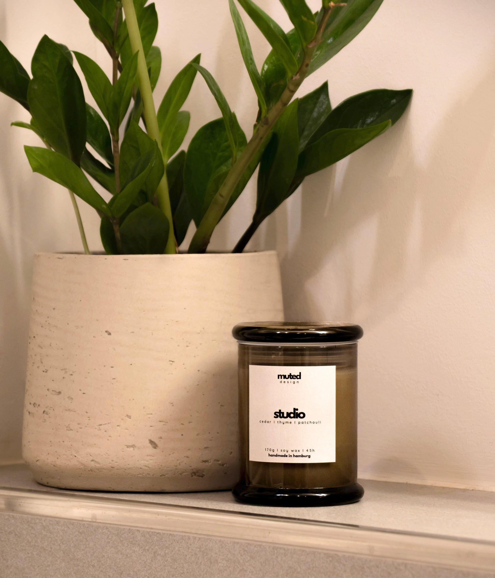 Handgemachte Sojawachs-Duftkerze mit der Duftrichtung Zedarnholz, Thymian und Patchouli. Klassisches modernes Design. Hergestellt in Hamburg - von Muted Design.