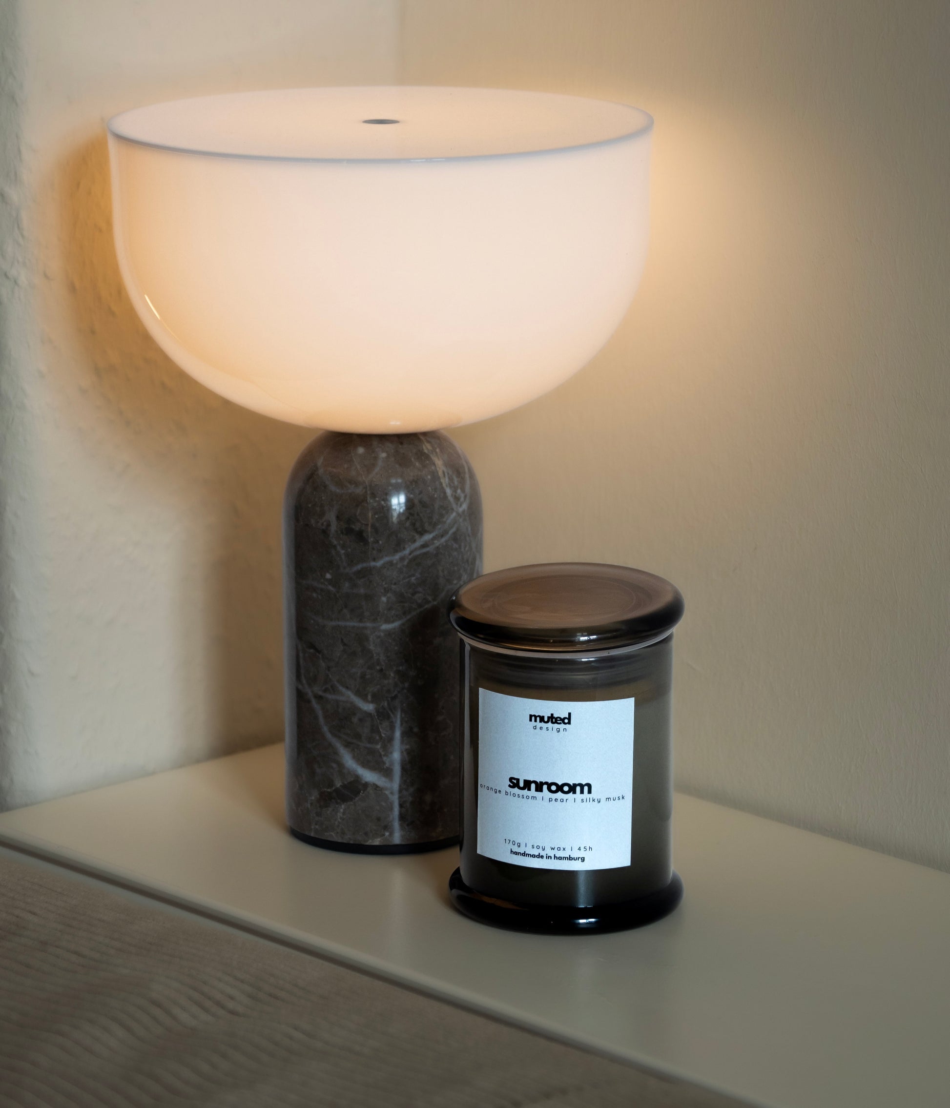 Handgemachte Sojawachs-Duftkerze mit der Duftrichtung Orangenblüte, Birne und seidiger Moschus. Klassisches modernes Design. Hergestellt in Hamburg - von Muted Design.